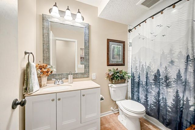 8940 Neill Lake Road 132, Eden Prairie, MN 55347