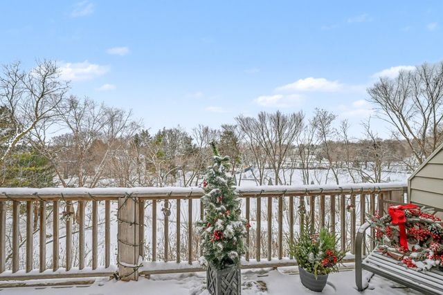 8940 Neill Lake Road 132, Eden Prairie, MN 55347