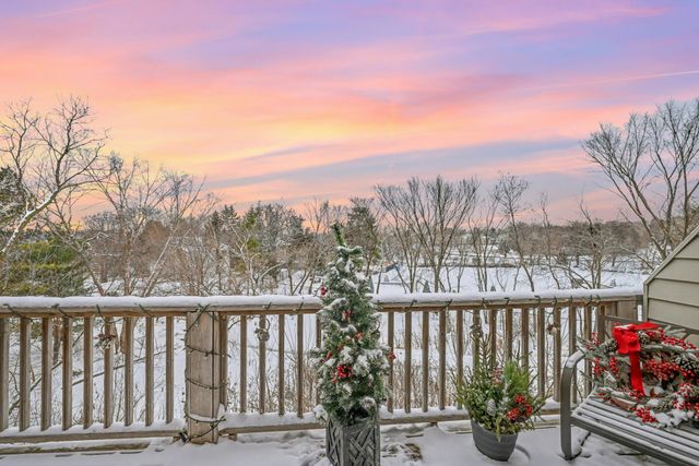 8940 Neill Lake Road 132, Eden Prairie, MN 55347