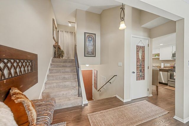 8940 Neill Lake Road 132, Eden Prairie, MN 55347