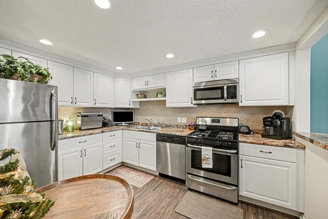 8940 Neill Lake Road 132, Eden Prairie, MN 55347