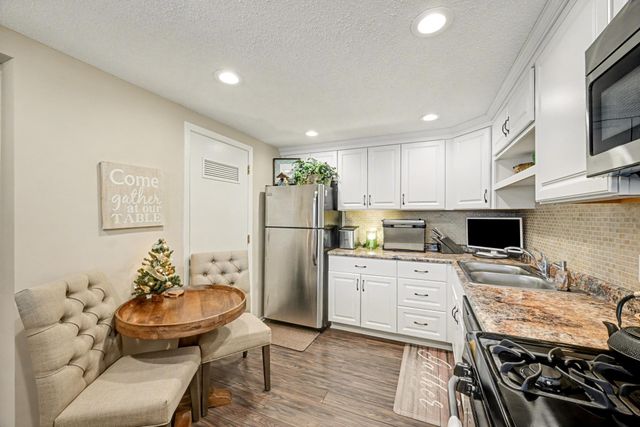 8940 Neill Lake Road 132, Eden Prairie, MN 55347