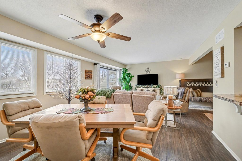 8940 Neill Lake Road 132, Eden Prairie, MN 55347