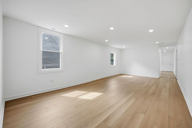 8612 S Burnham Avenue, Chicago, IL 60617