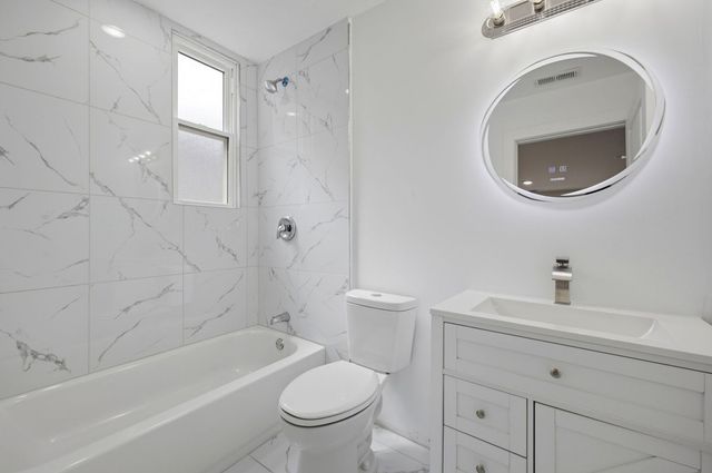 8612 S Burnham Avenue, Chicago, IL 60617