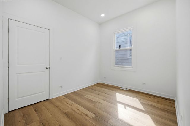 8612 S Burnham Avenue, Chicago, IL 60617