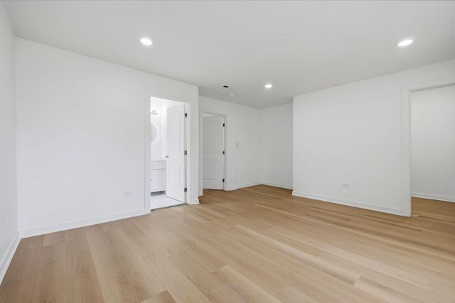 8612 S Burnham Avenue, Chicago, IL 60617