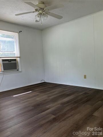 104 Countryside Drive SE, Lenoir, NC 28645