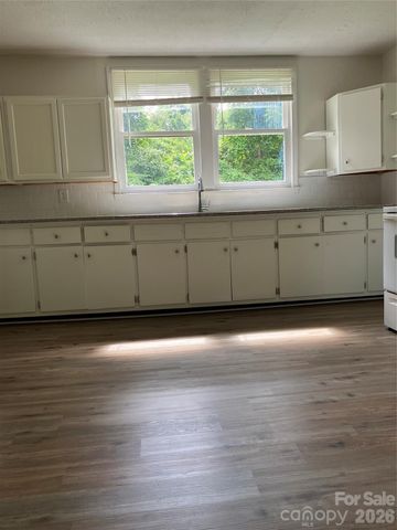 104 Countryside Drive SE, Lenoir, NC 28645