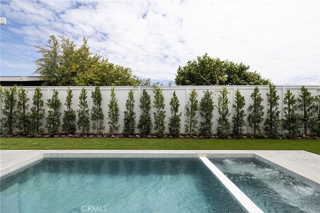 1112 Pembroke Lane, Newport Beach, CA 92660