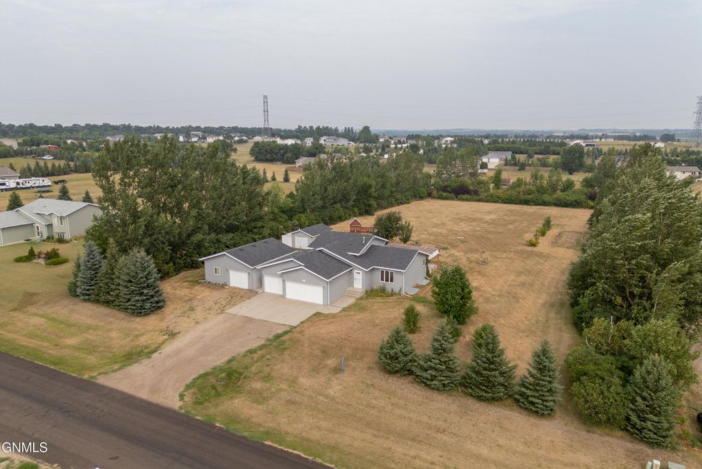 8431 Sage Drive, Bismarck, ND 58503 photo 2