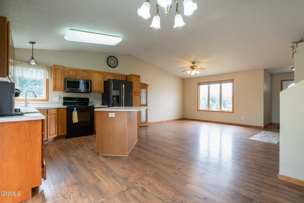 8431 Sage Drive, Bismarck, ND 58503 photo 5