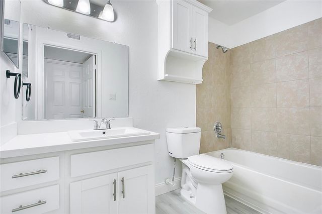 5540 DEVONBRIAR WAY 104, Orlando, FL 32822