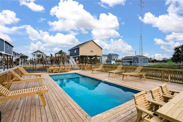 1079 Johnson Road, Gilchrist, TX 77617