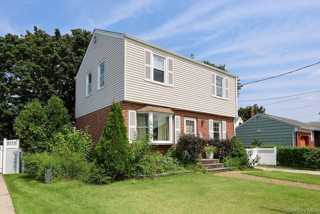 494 Sally Road, Mineola, NY 11501 — photo 2