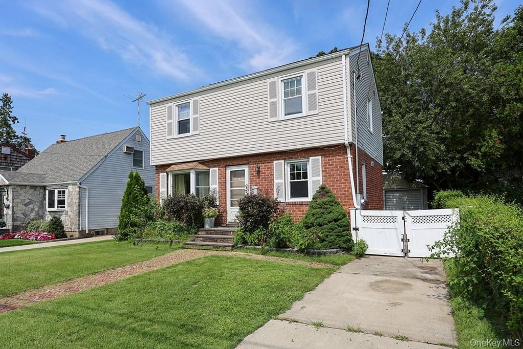 494 Sally Road, Mineola, NY 11501 — photo 3