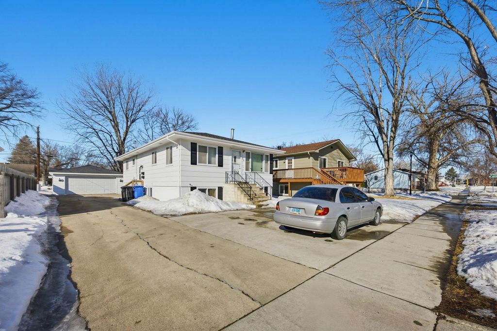 1405 16th Street S, Fargo, ND 58103