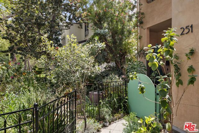 251 N Swall Drive, Beverly Hills, CA 90211