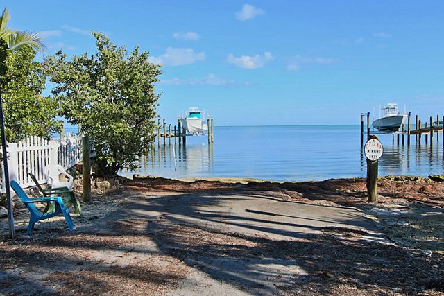 203 Tarpon Street, Key Largo, FL 33070