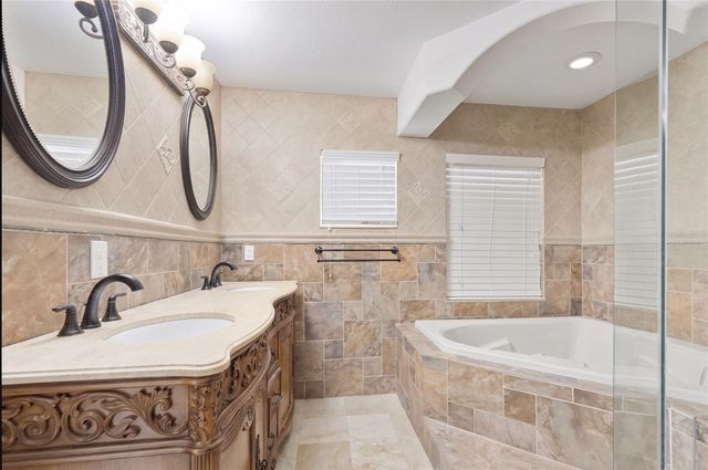 8019 N GOMEZ AVENUE, Tampa, FL 33614