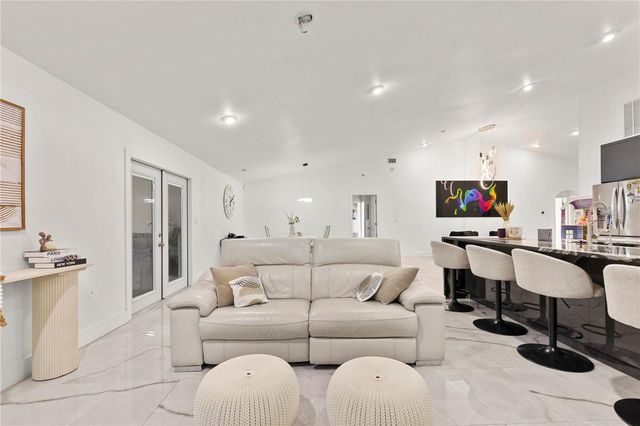 8019 N GOMEZ AVENUE, Tampa, FL 33614