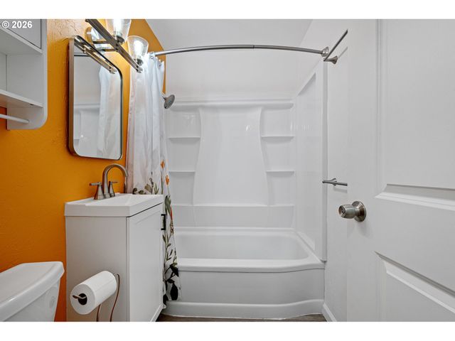 1565 LINWOOD St, Eugene, OR 97404