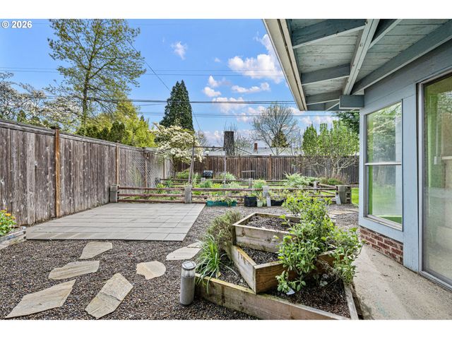 1565 LINWOOD St, Eugene, OR 97404