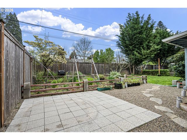 1565 LINWOOD St, Eugene, OR 97404