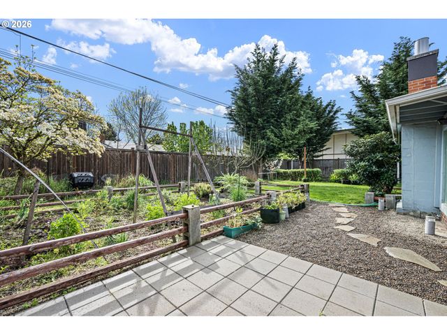 1565 LINWOOD St, Eugene, OR 97404