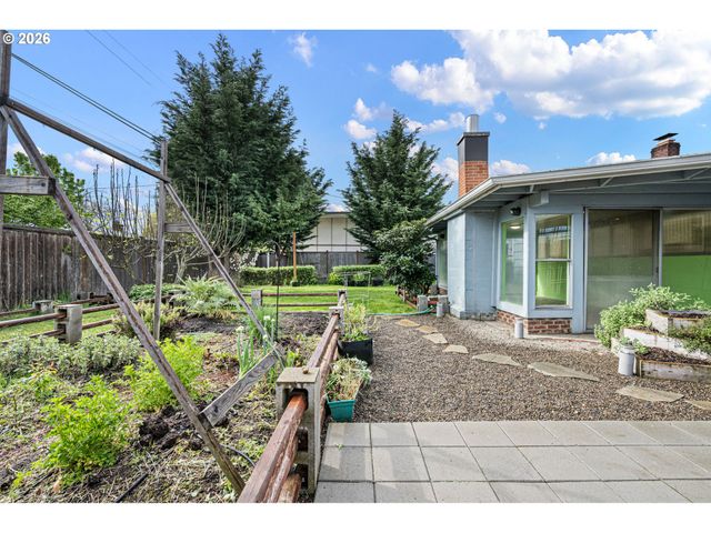 1565 LINWOOD St, Eugene, OR 97404