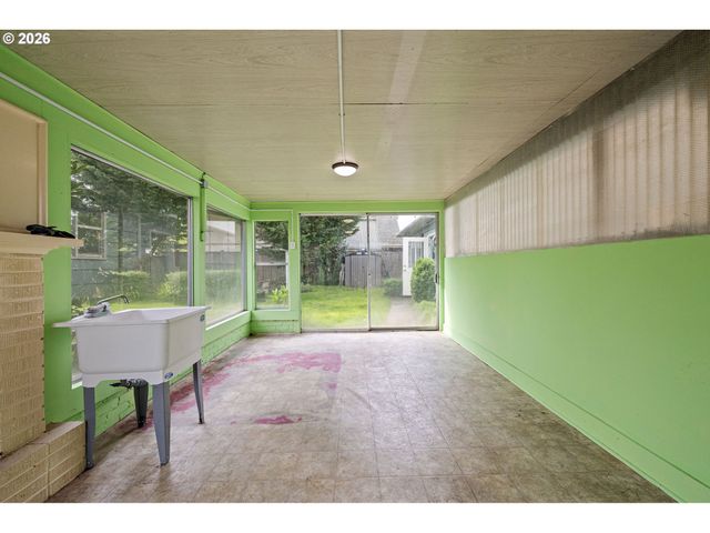 1565 LINWOOD St, Eugene, OR 97404