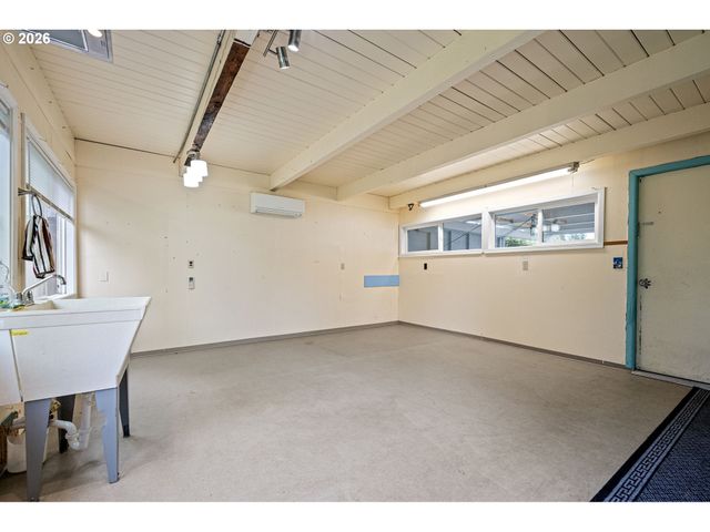 1565 LINWOOD St, Eugene, OR 97404