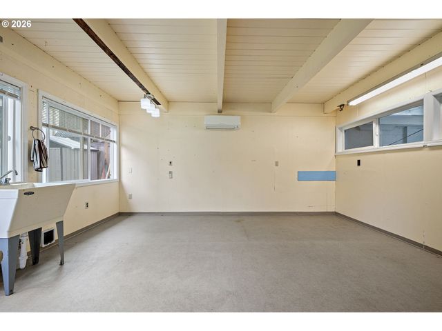 1565 LINWOOD St, Eugene, OR 97404