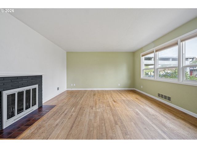 1565 LINWOOD St, Eugene, OR 97404