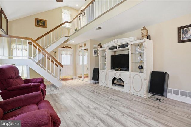 12 PEBBLE DR, Horsham, PA 19044