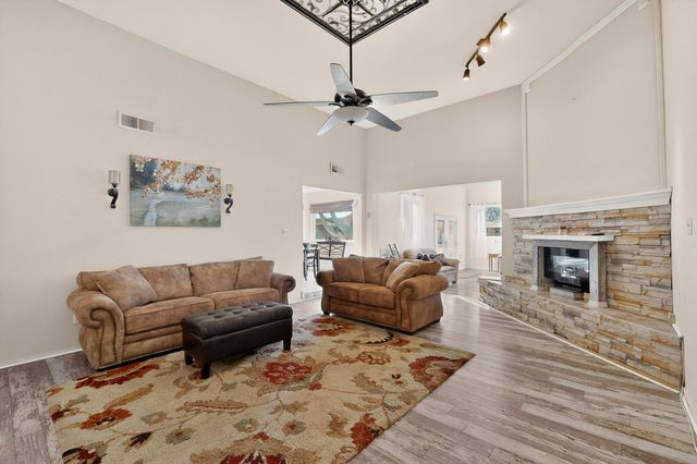 355 Esperanza Drive, Bosque Farms, NM 87068