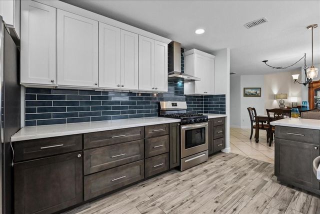 610 Oak Berry Drive, Kemah, TX 77565