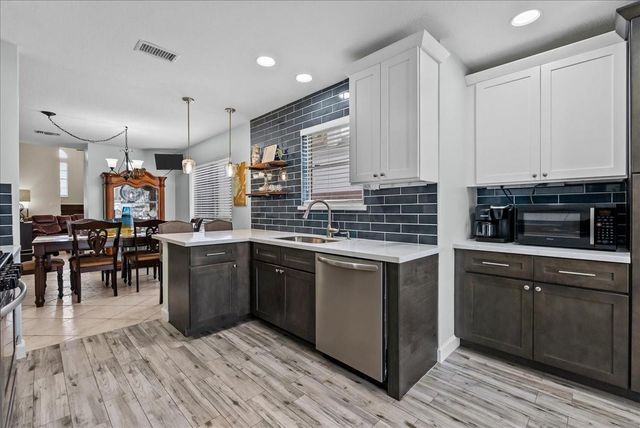 610 Oak Berry Drive, Kemah, TX 77565