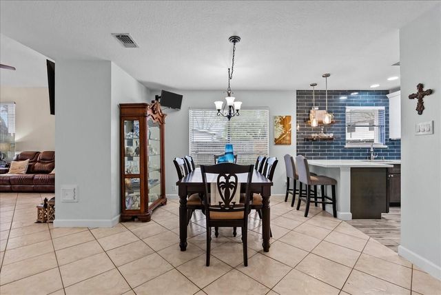 610 Oak Berry Drive, Kemah, TX 77565