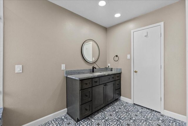 610 Oak Berry Drive, Kemah, TX 77565