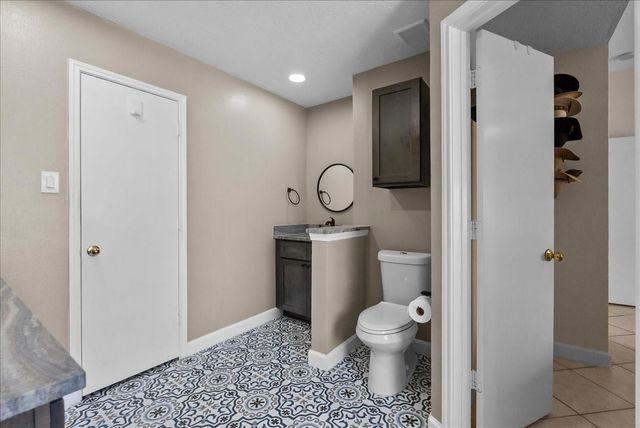 610 Oak Berry Drive, Kemah, TX 77565