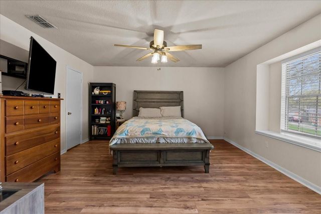 610 Oak Berry Drive, Kemah, TX 77565