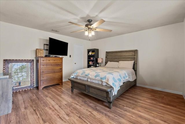 610 Oak Berry Drive, Kemah, TX 77565