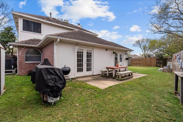 610 Oak Berry Drive, Kemah, TX 77565