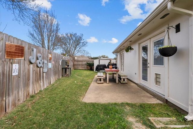 610 Oak Berry Drive, Kemah, TX 77565