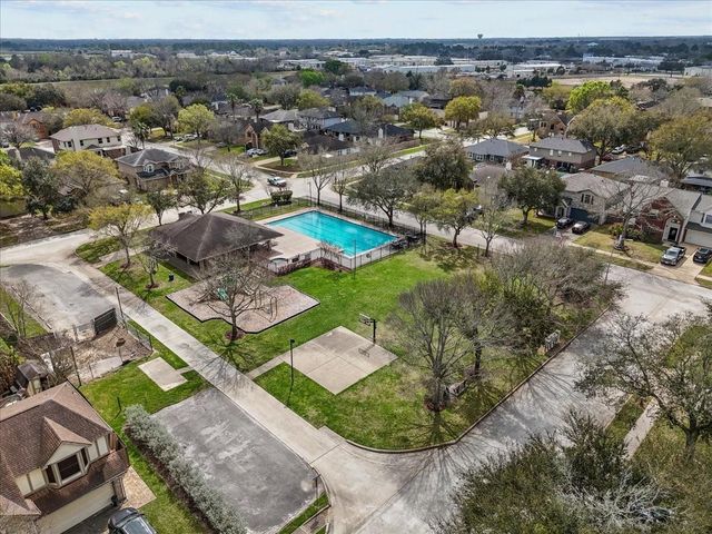 610 Oak Berry Drive, Kemah, TX 77565