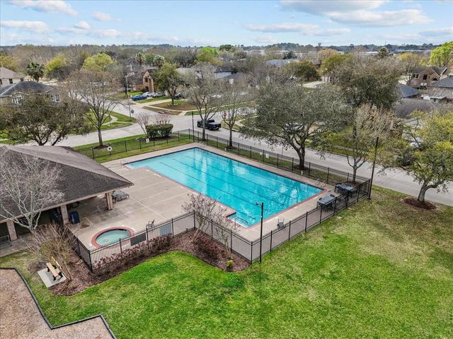 610 Oak Berry Drive, Kemah, TX 77565