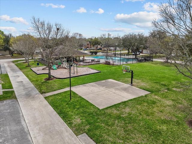 610 Oak Berry Drive, Kemah, TX 77565