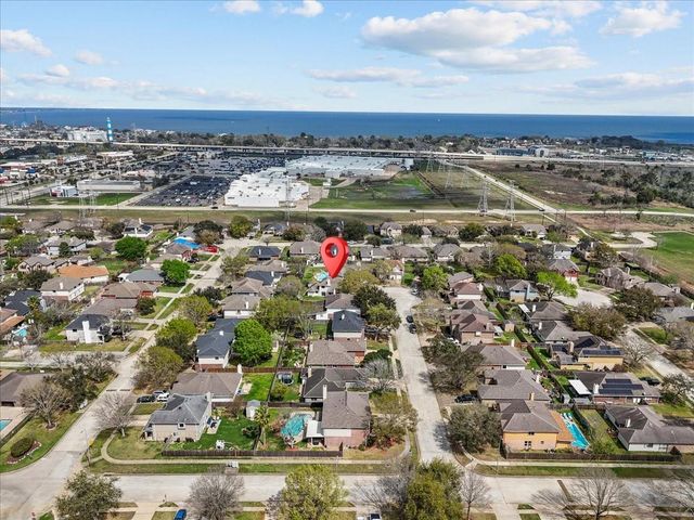 610 Oak Berry Drive, Kemah, TX 77565