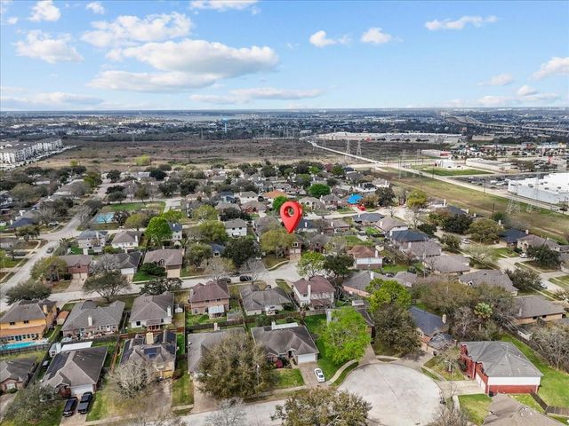 610 Oak Berry Drive, Kemah, TX 77565